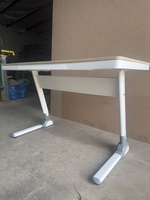 Zamonaviy kompyuter stoli-120x60. Uy va ofis uchun qulay.