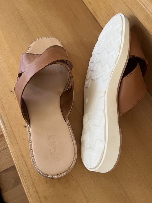 Vand papuci  noi pentru barbati , din piele naturala