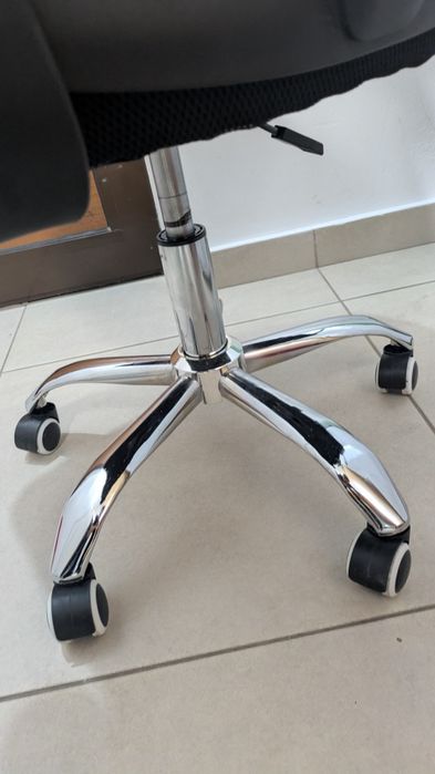 Scaun ergonomic folosit o zi