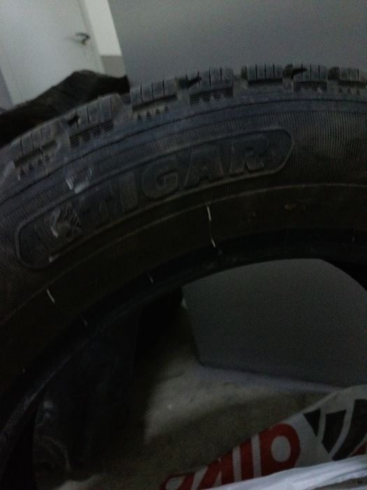 Резина зимняя шипы пол сезона ездила как новая    20000