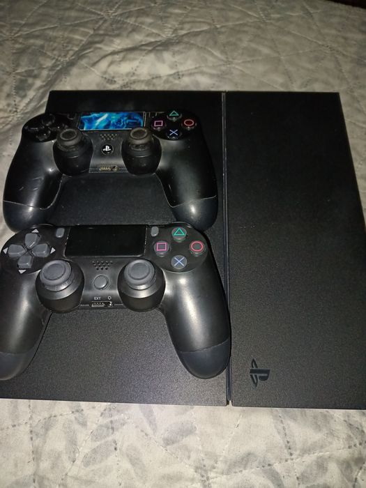 Vând PS4 de 500GB