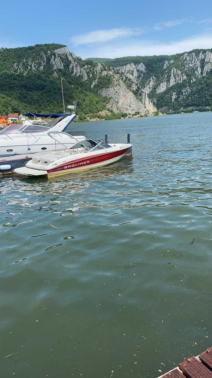 Vand barca Bayliner 185 cu motor defect