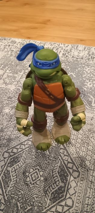 Vând o figurină cu Leonardo din Țestoasele Ninja.