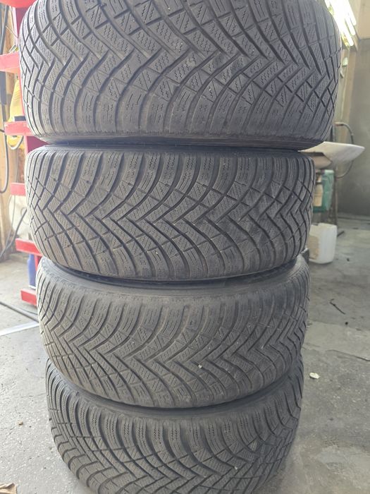 Зимни гуми 225/55/16 Hankook с джанти и тазове.