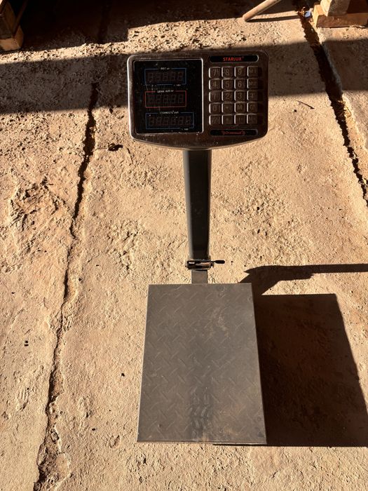 Весы торговые напольные  в отличном состоянии