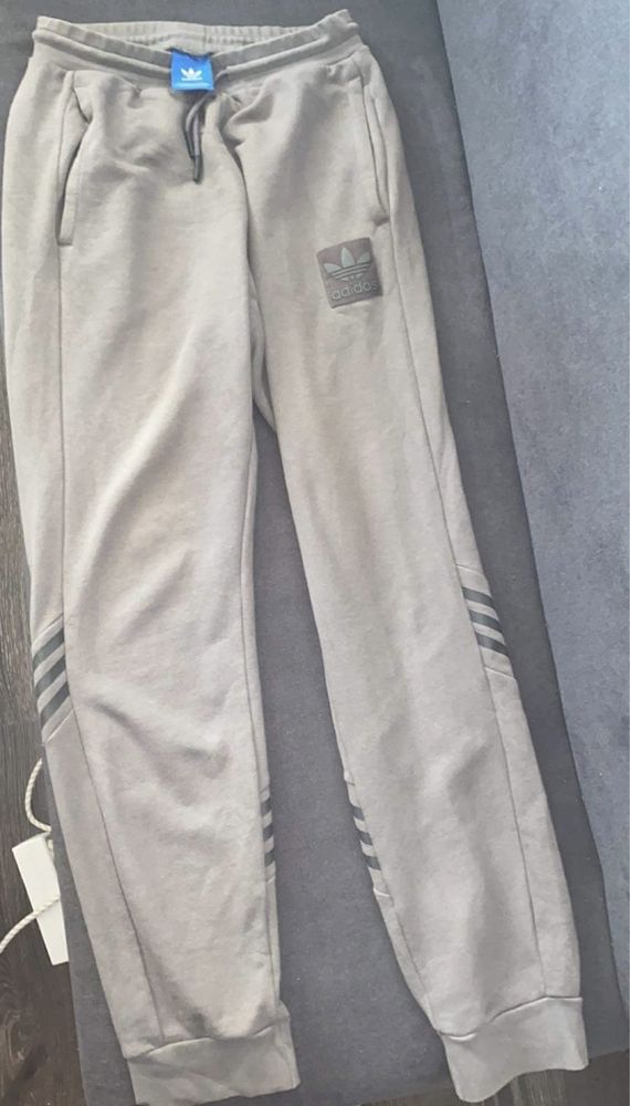 Pantaloni adidas trening