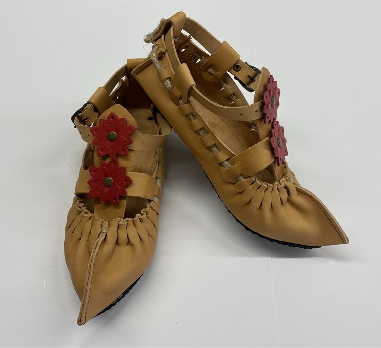 Детски и дамски кожени цървули (опинци) с красив орнамент