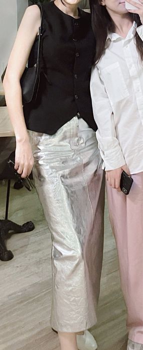 Серебристая миди юбка