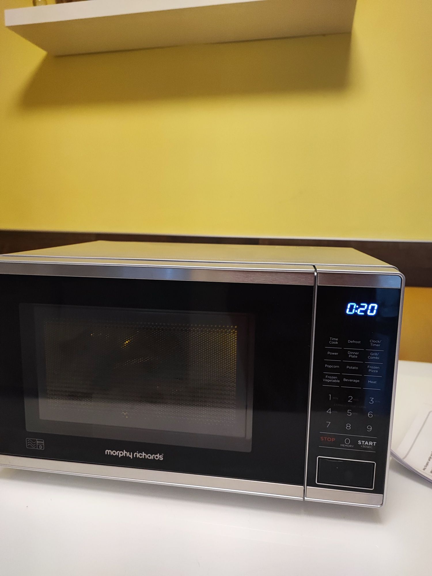 Микровълнова Morphy Richards 20L нова