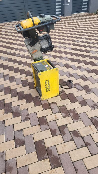 Mai compactor profesional pe acumulator Waker Neunson
