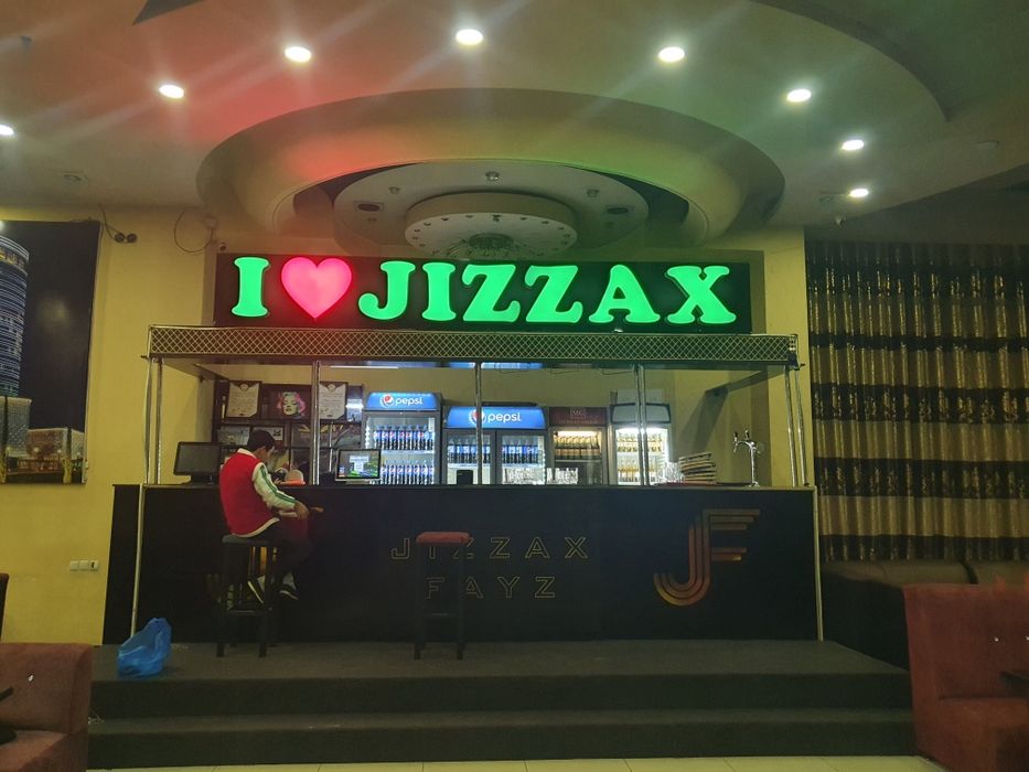 Tashqi reklama bukva banner stend tablichka