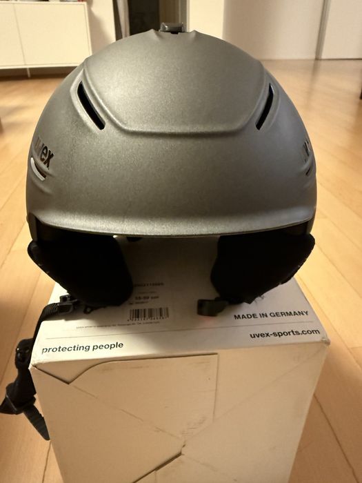 Ски каска UVEX 55-59 cm

Каската е купена нова от магазин и е използва
