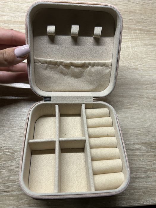 Малка кутия за бижута за пътуване