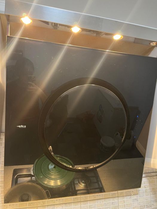 Вытяжка, кухонный гарнитур, и вся техника