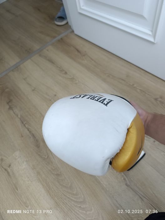 Боксерские перчатки EVERLAST хорошего качества