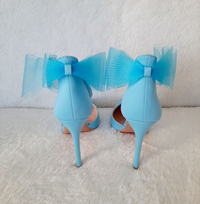 Дамски обувки с панделки.