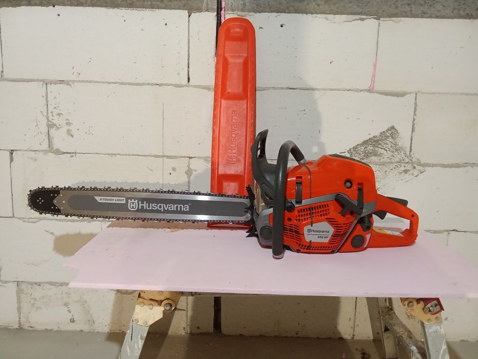Vând huzwarna 592xp noua ne pus benzina in ea