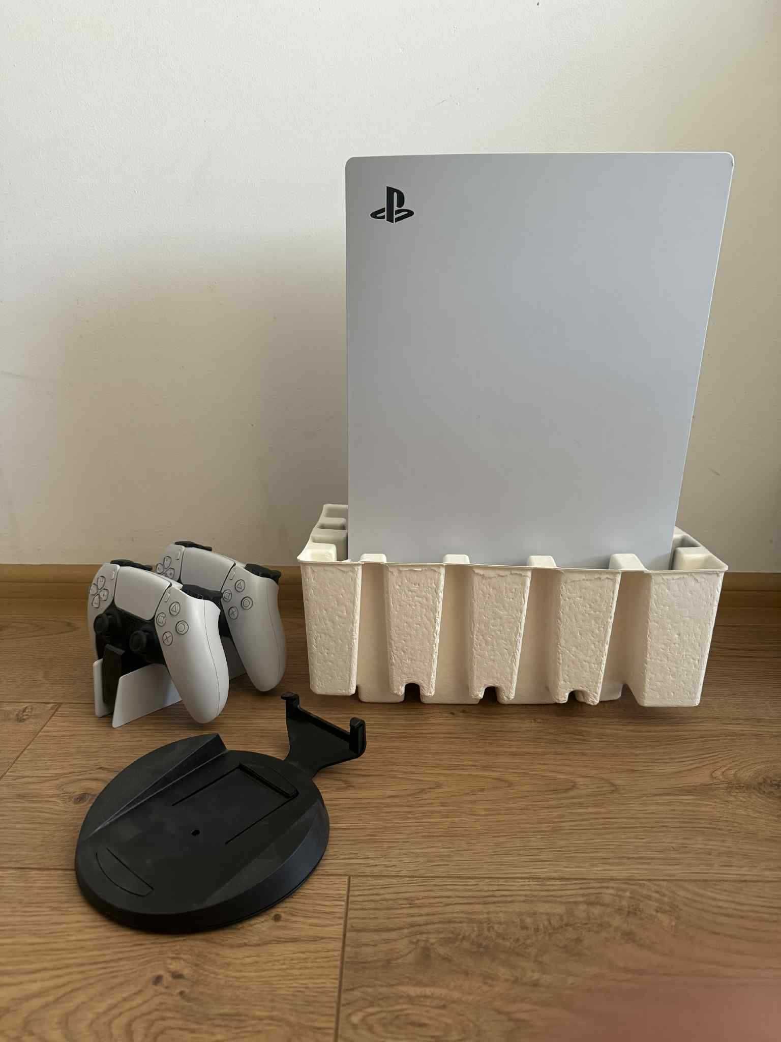 Playstation 5 825 GB 2 джойстика със зареждаща станция