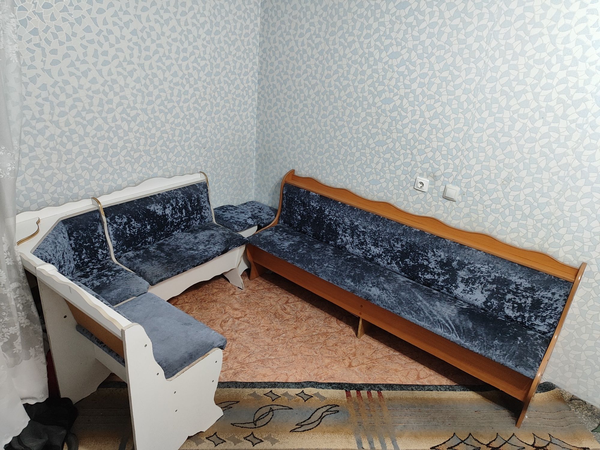 Угольные стулья, мебель