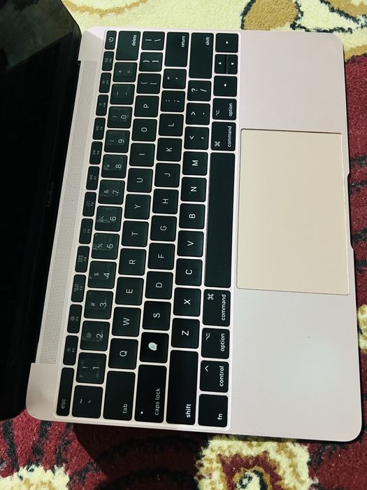 Macbook holati yaxshi narxi arzon srochni sotiladi