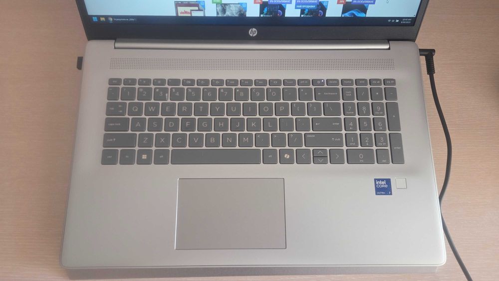 Лаптоп HP 17 Laptop AI PC - НОВ, с процесор Intel Ultra 7 255U