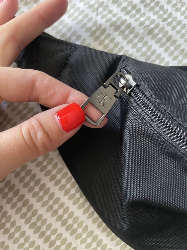 Чанта Calvin Klein DKNY и шапка Nike