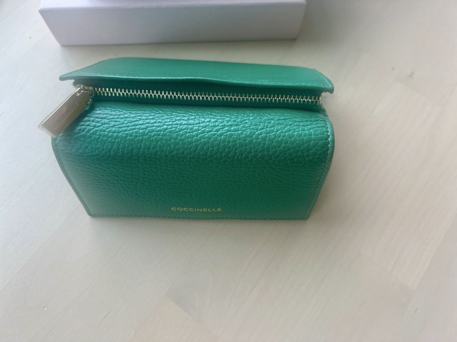 Дамски кожен портфейл COCCINELLE