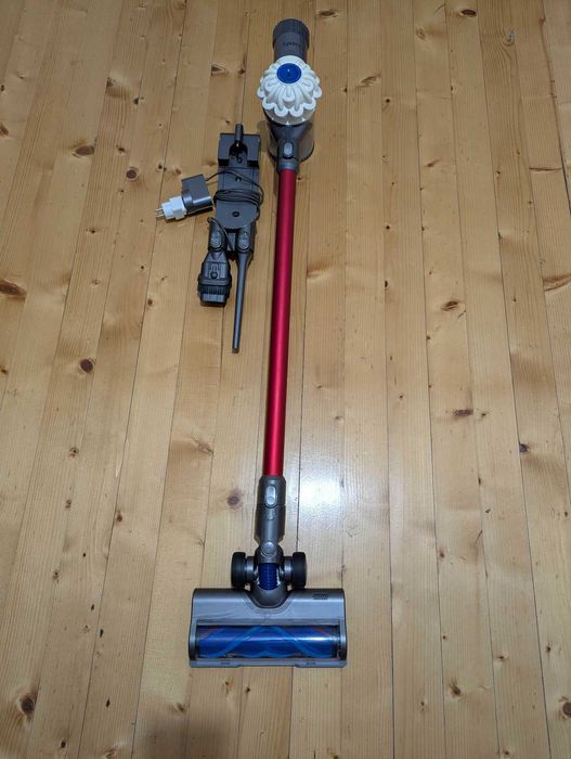 Добра и почистена Dyson V6 прахосмукачка с нова батерия и аксесоари