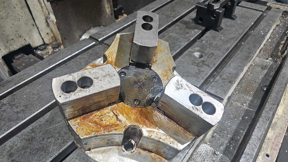 Клинозатегателни патронници BISON и български ,за стругове с CNC нови.