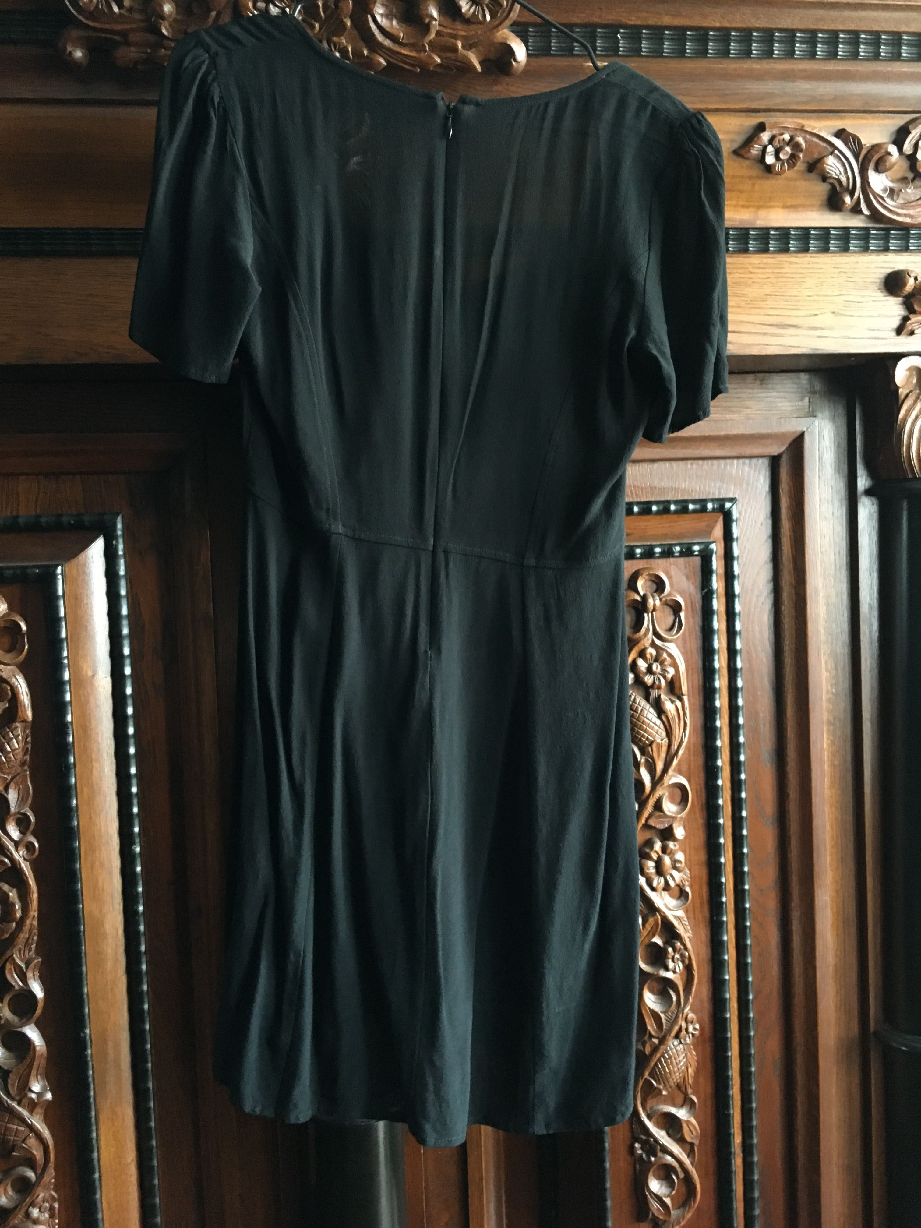 Малка черна рокля с къс ръкав на Express