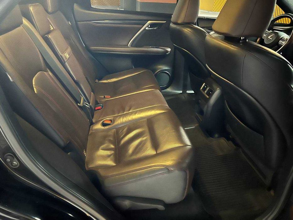 Тўлиқ шумка ва ичи қора алкантара қилинган Lexus RX-350 сотилади.