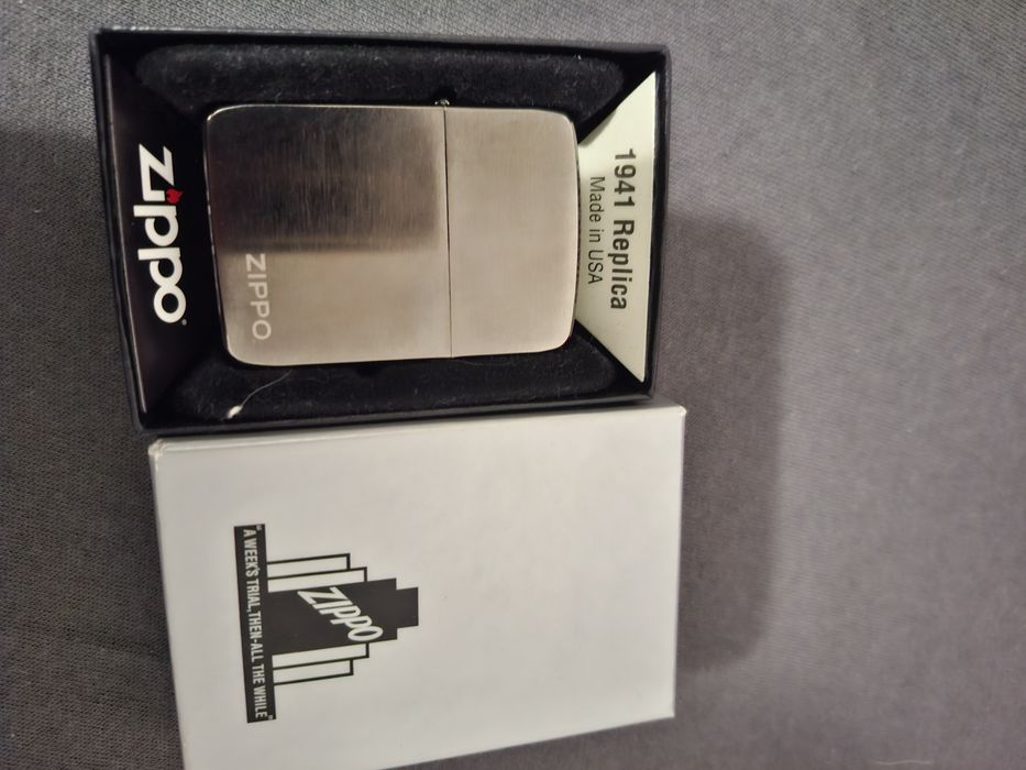 Bricheta Zippo 24096 1941 
Bricheta Zippo Executiv 1941 Replica Black