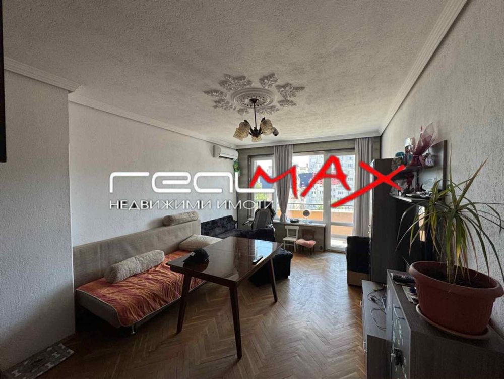 Продава апартамент 4 стаи и бокс в гр. Казанлък