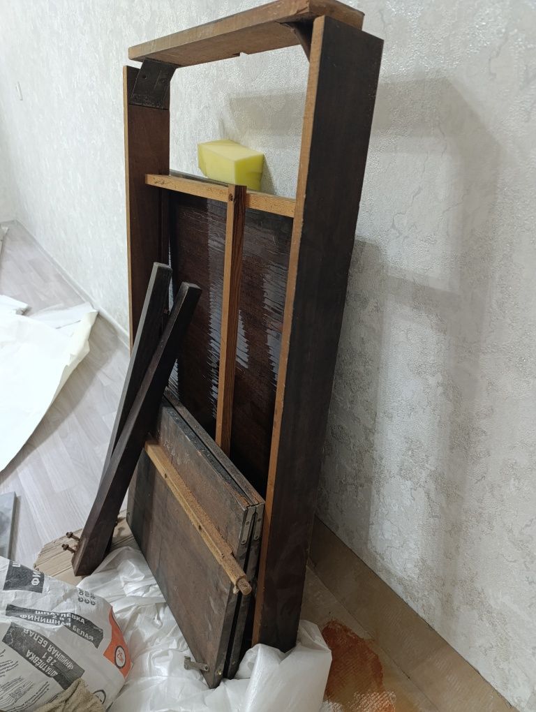 Стол деревянный полированный