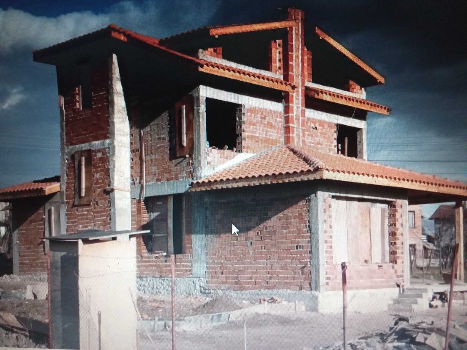 Изграждане на всички видове нови и ремонт на стари покриви.