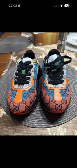 Adidasi Gucci, noi cu eticheta