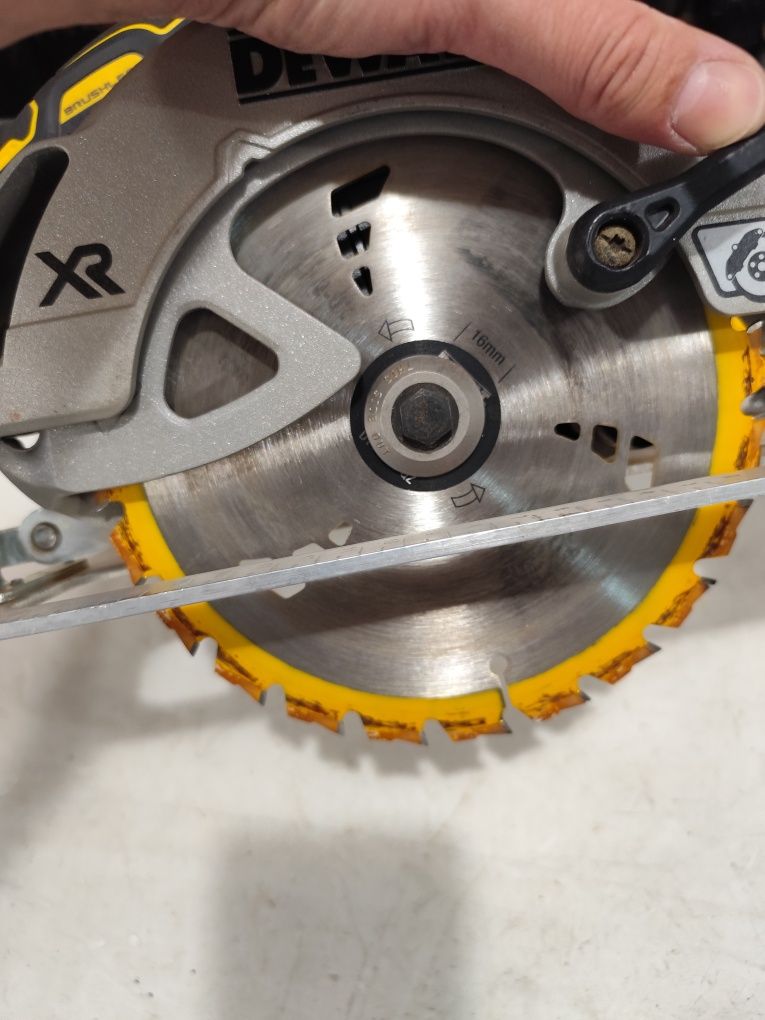 Безчетков акумулаторен ръчен циркуляр Девалт DeWALT DCS 570 184mm