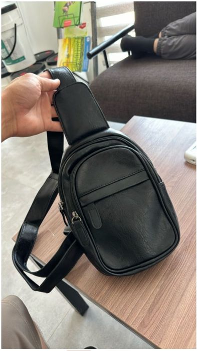 Продаю кожаную барсетку.