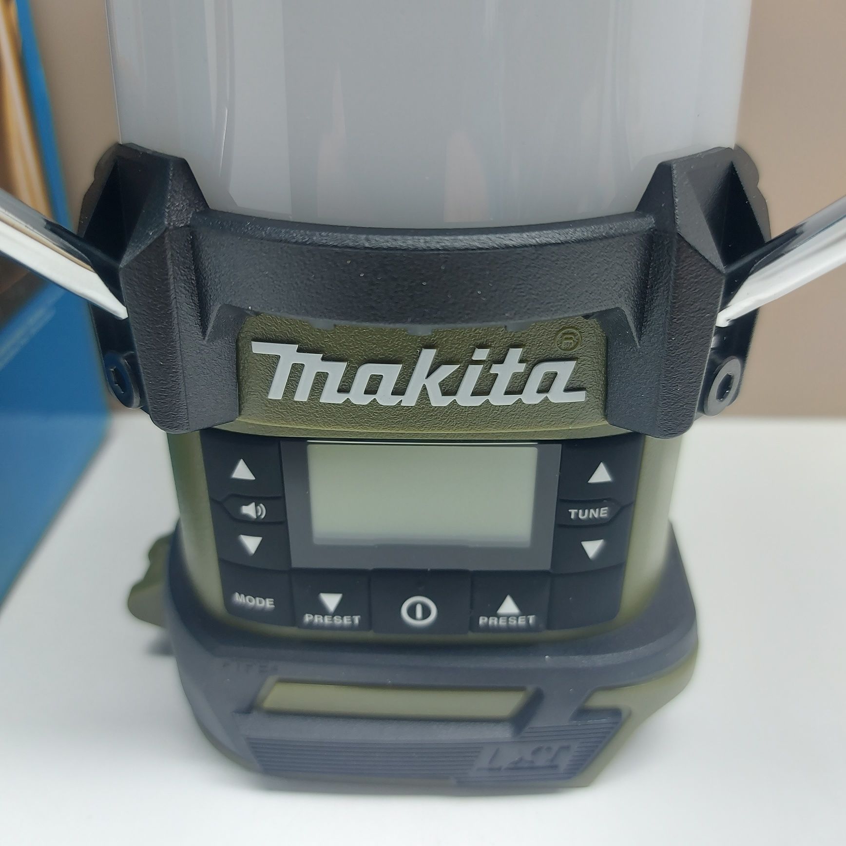 Радио фенер Makita DMR055