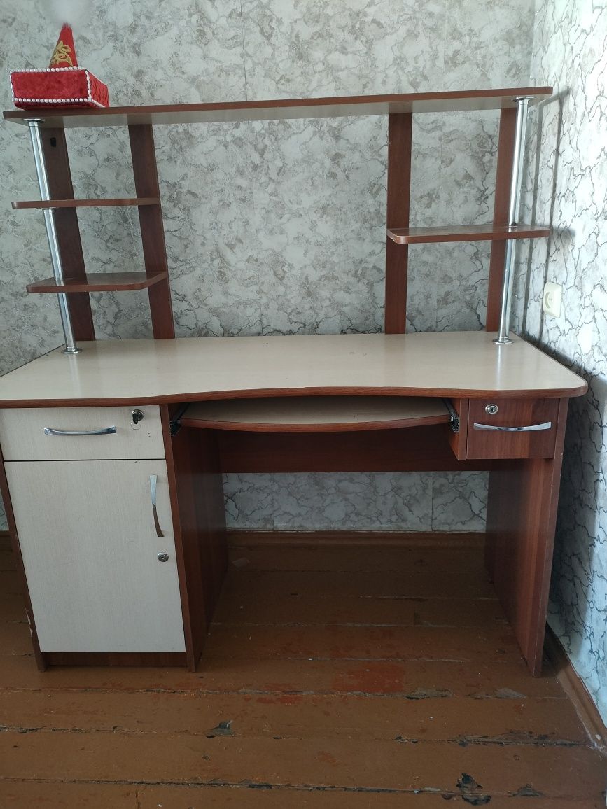 Компьютерный стол б/у за 12 000 тнг
