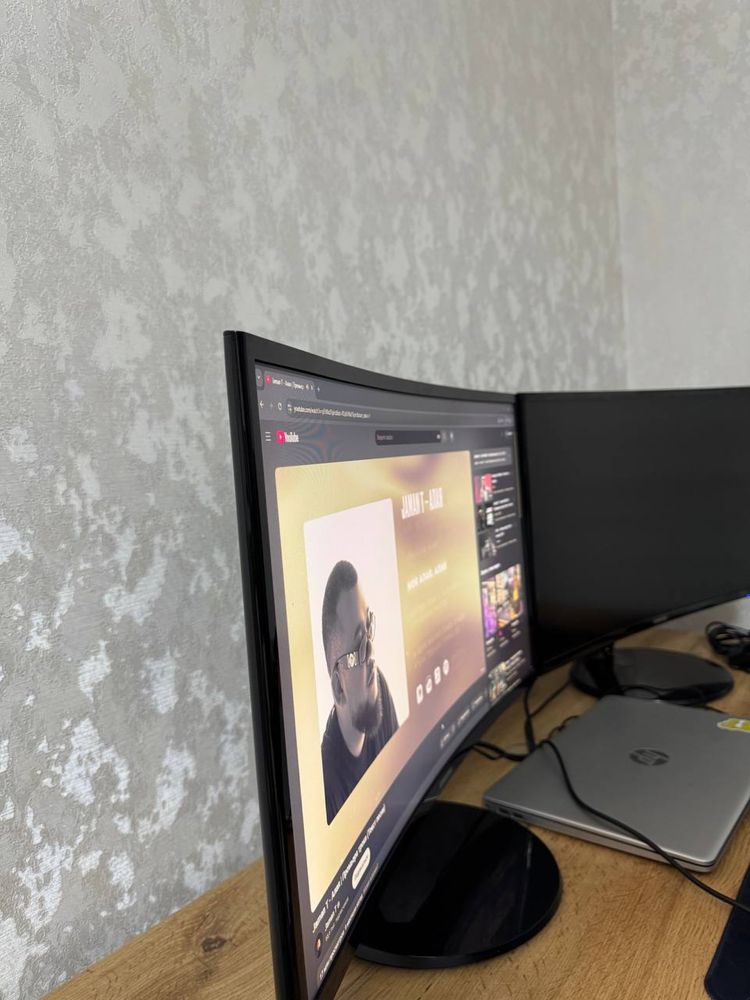 Samsung Essential 27 Curved Monitor 60Hz