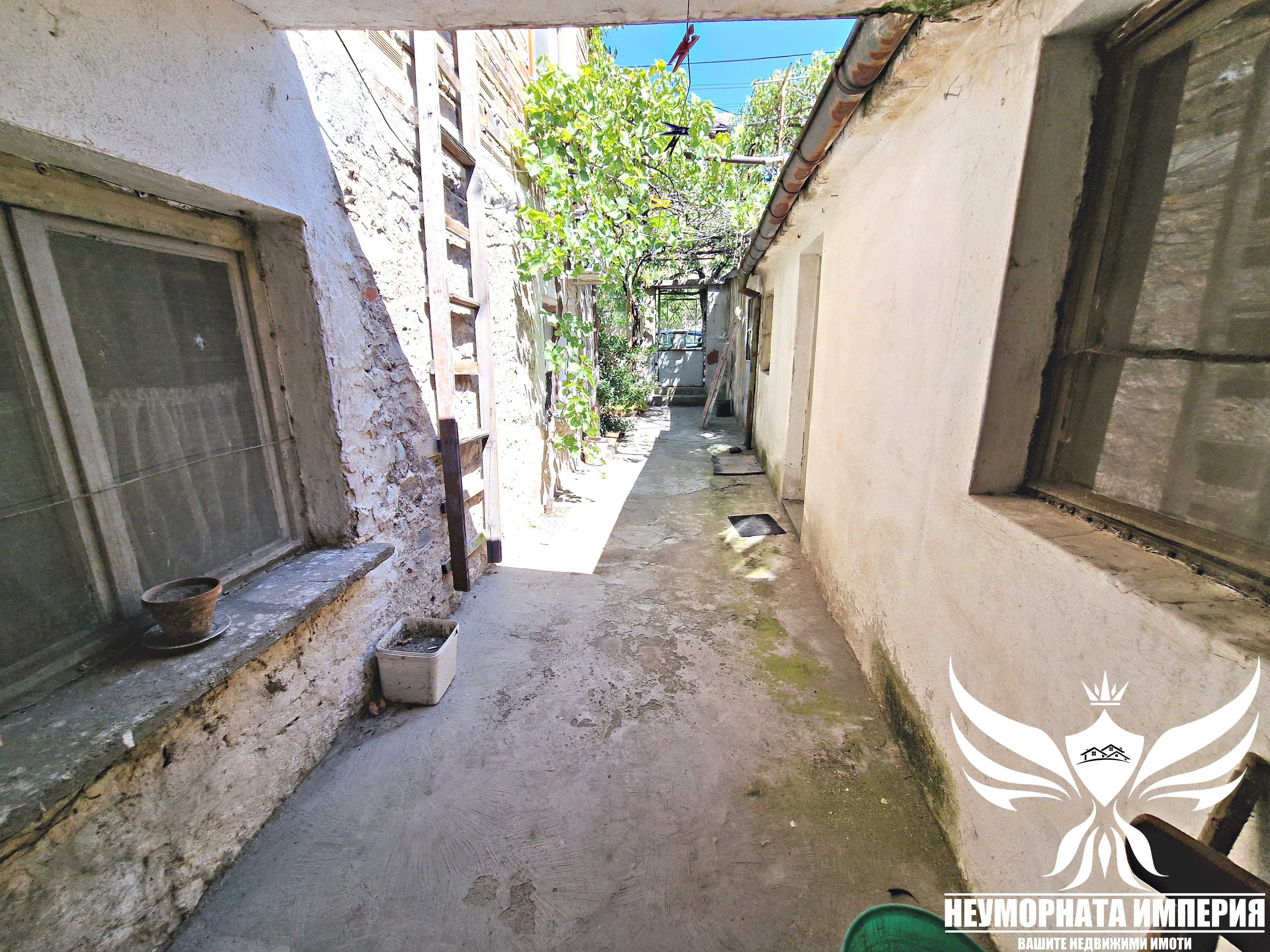 Продавам тристаен с гараж, партерни стаи и 219кв. двор в гр.Асеновград