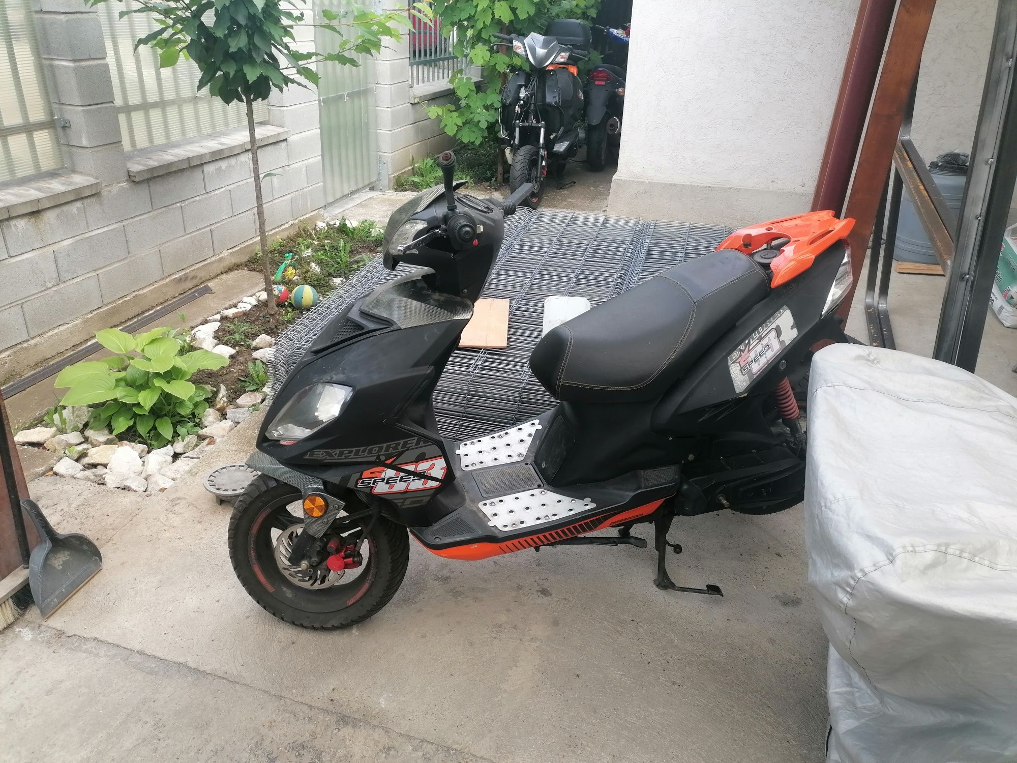 Vând  scuter Explorer 49cc detin CI și ITP