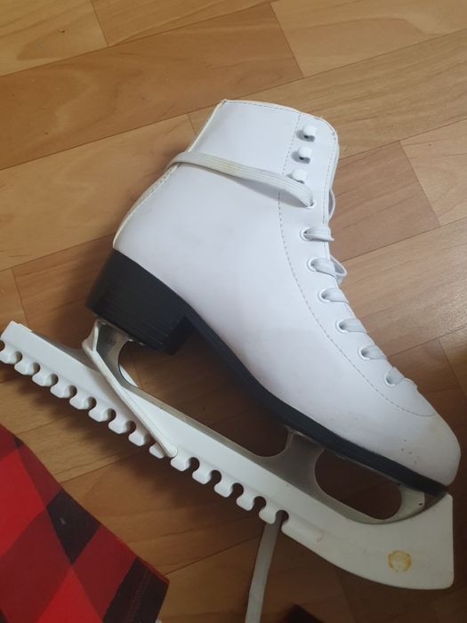 Срочно!! Отдам коньки