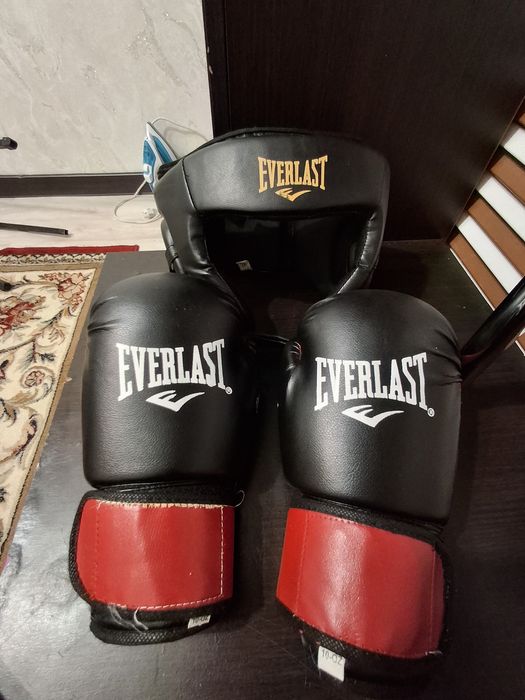 Боксеркие перчатки и шлем для бокса
