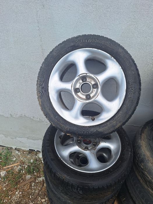 Buna ziua ! Vand urgent  patru   seturi de  jeante  pe 15 cu anvelope