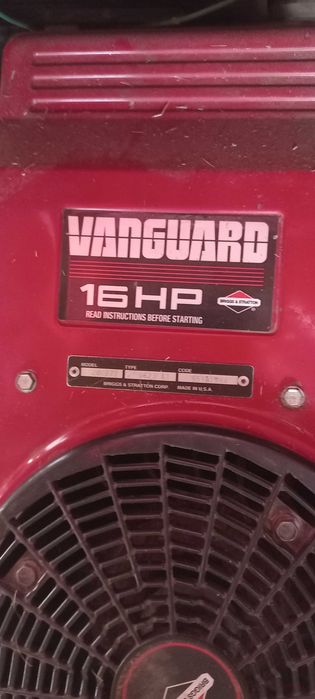 Tractoras pentru tuns gazon