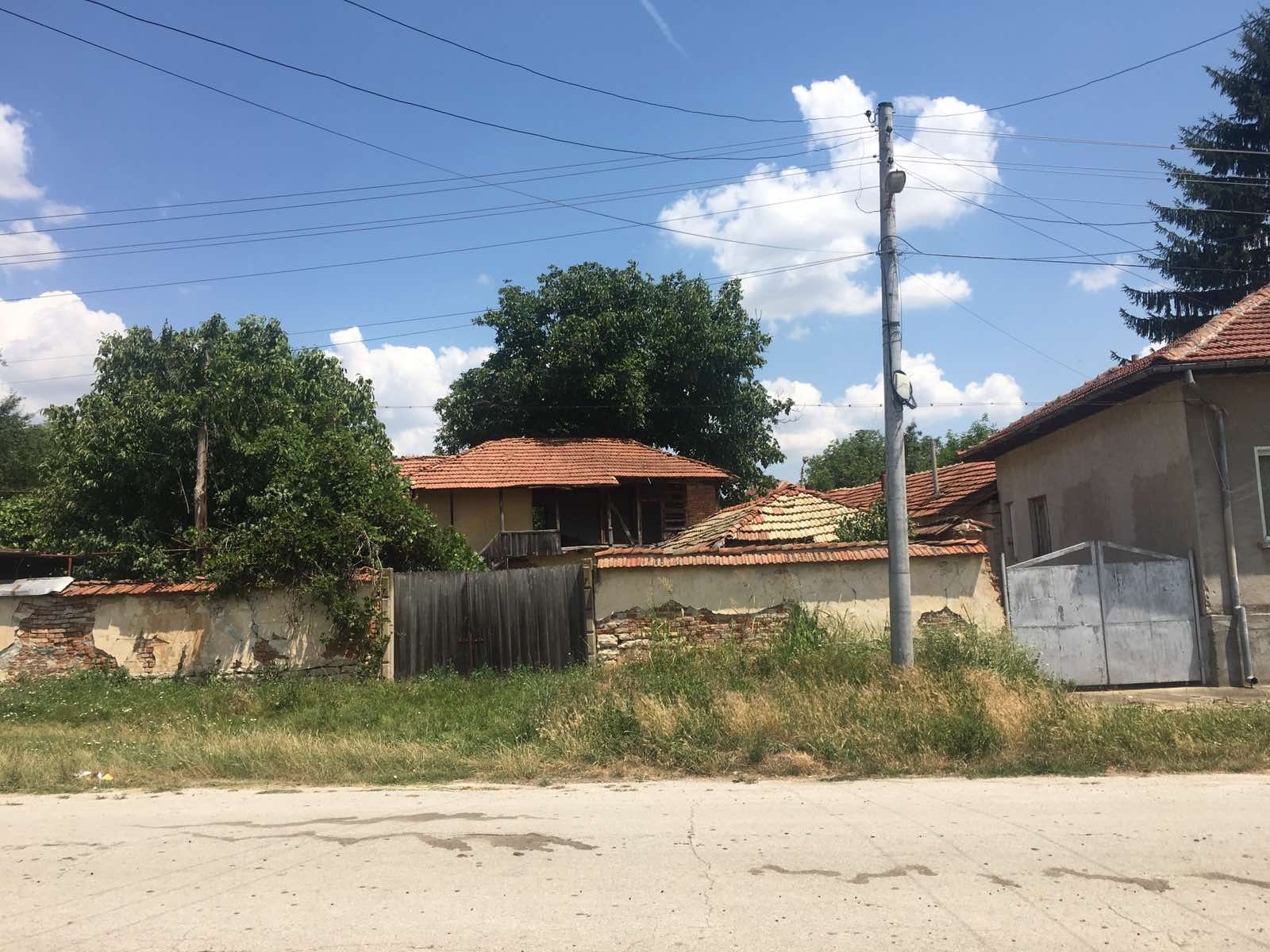 Къща на 2 етажа село Бежаново от софия на 126 км
