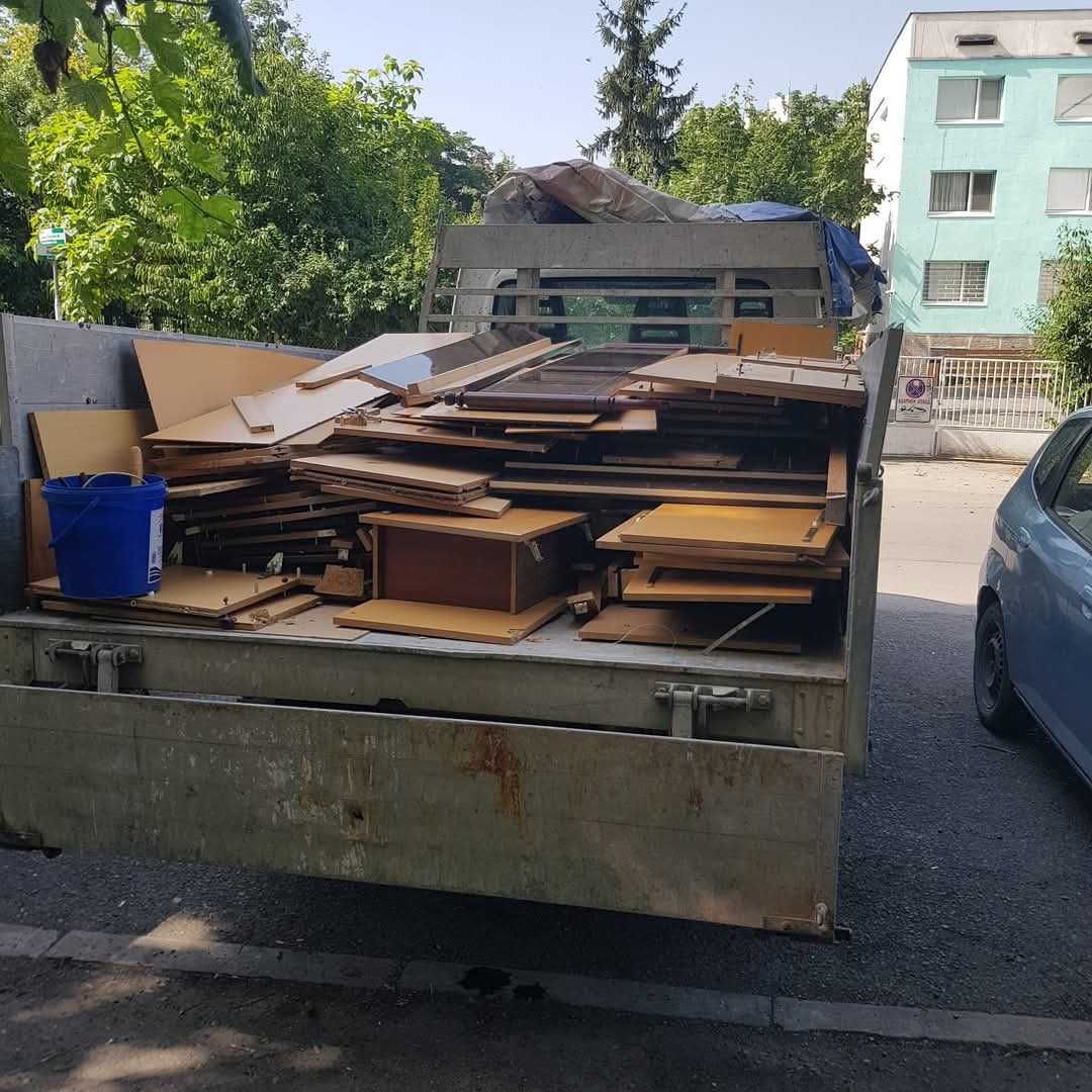 Извозване и освобождаване на ненужни вещи!Почистване на мазета!