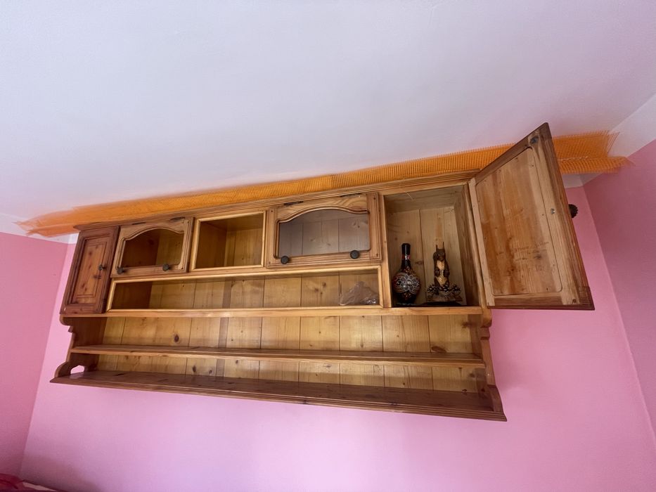 Mobiler prelucrat din lemn